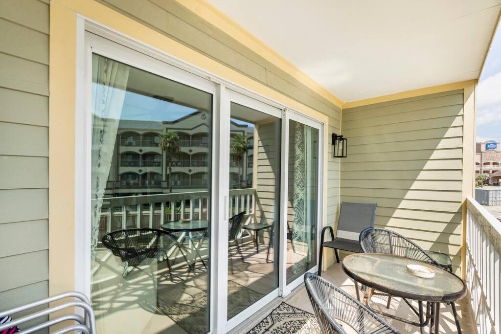 Apartment Sea-renity Heated Pools Steps To The