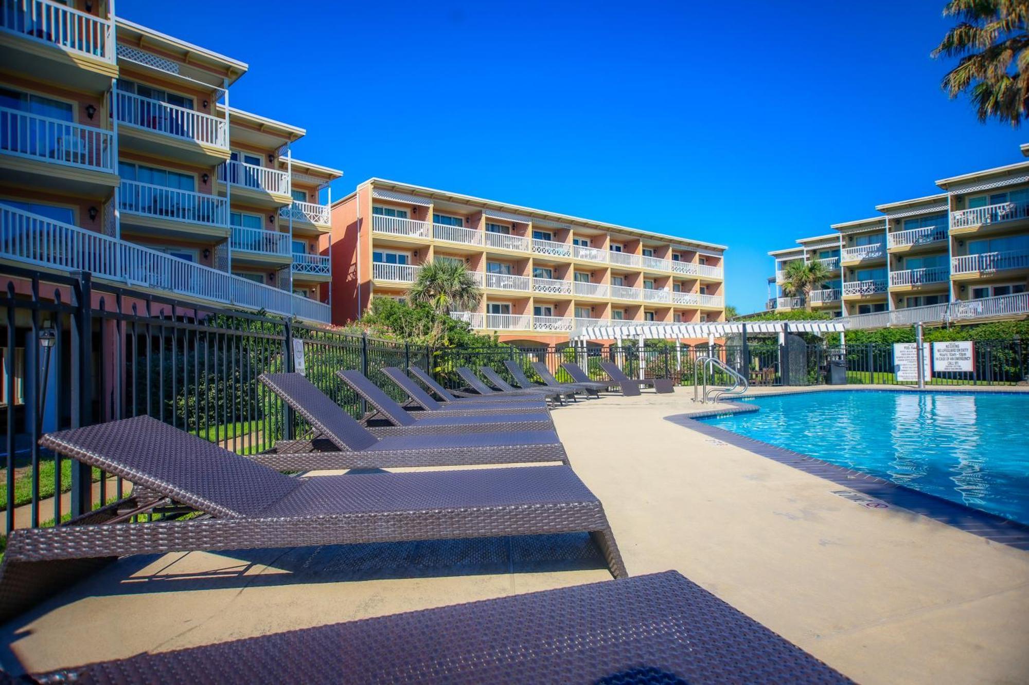 Apartment Sea-renity Heated Pools Steps To The