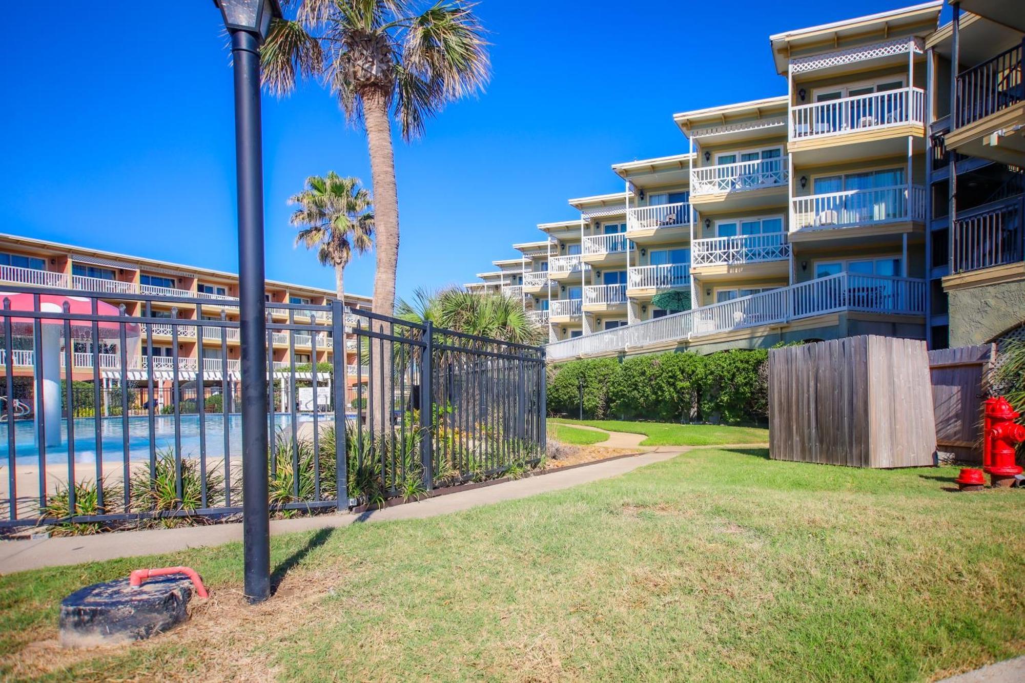 Sea-renity Heated Pools Steps To The Apartment *
