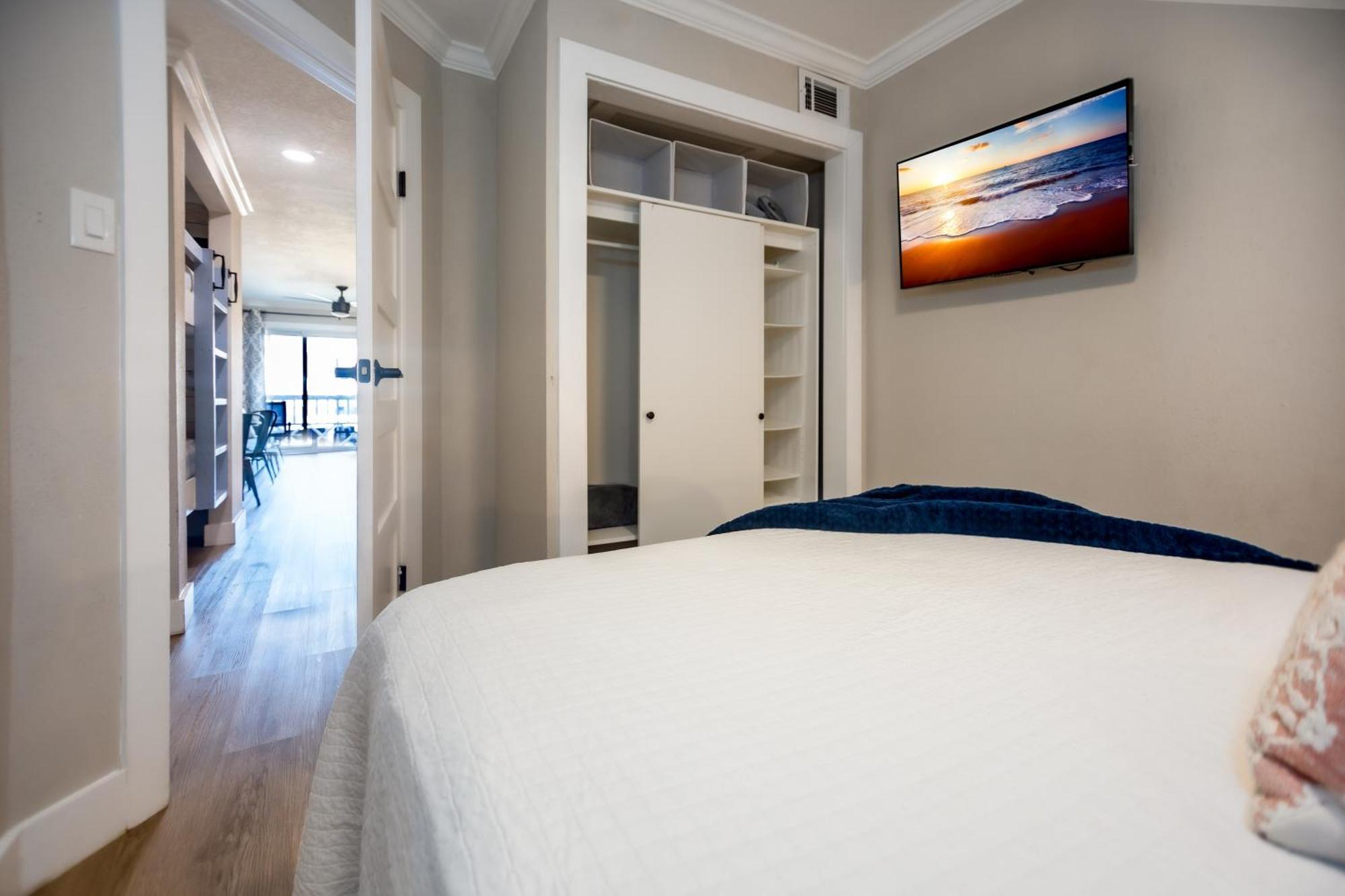 Sea-renity Heated Pools Steps To The Apartment *