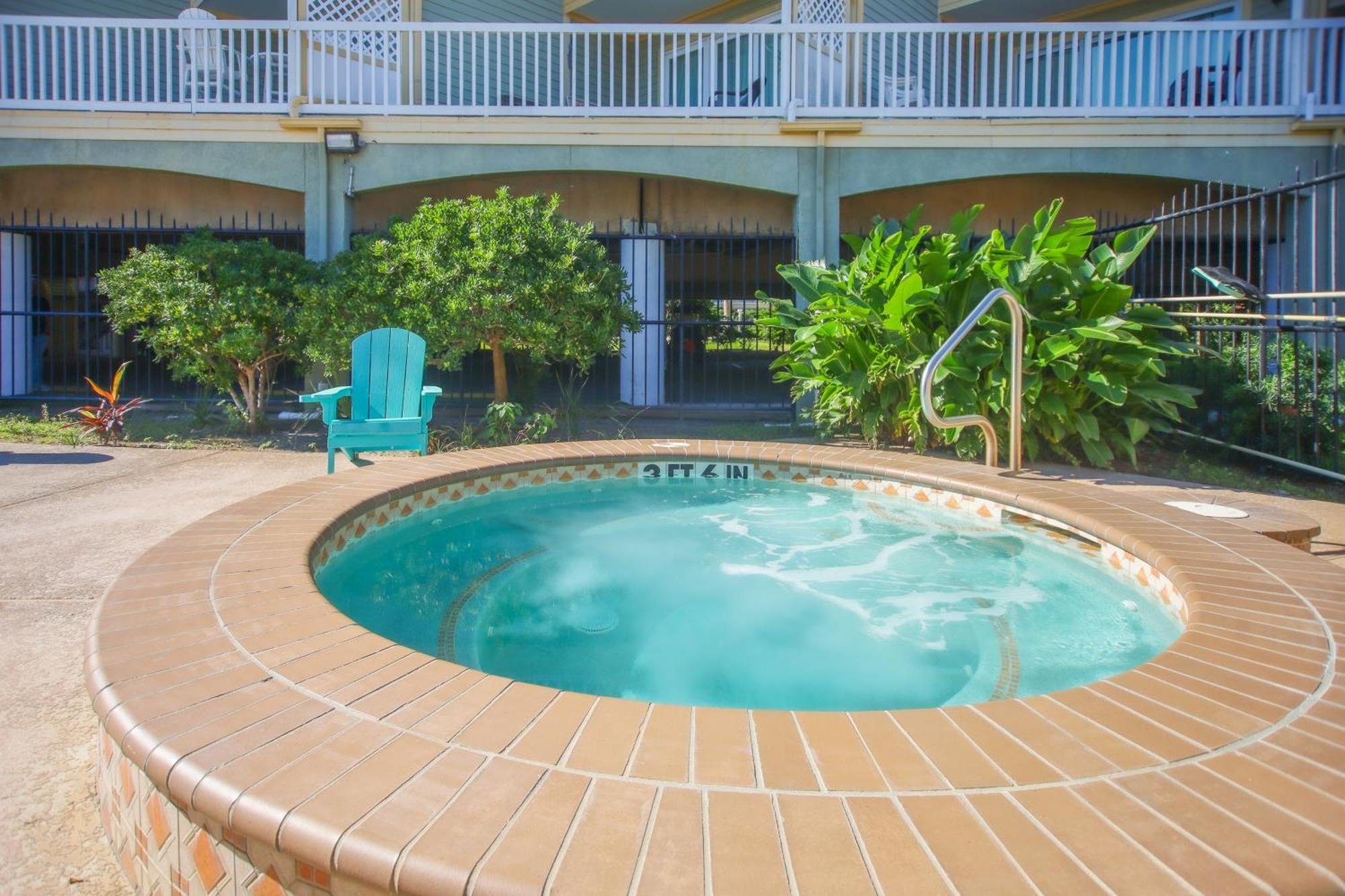 Sea-renity Heated Pools Steps To The Apartment
